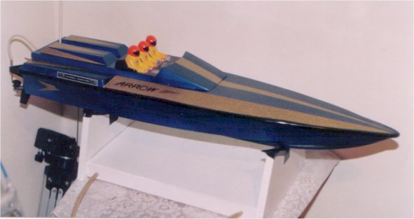 model boat mayhem - arrow